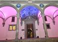 Istituto degli Innocenti: un gioco di luci colorate illumina il loggiato