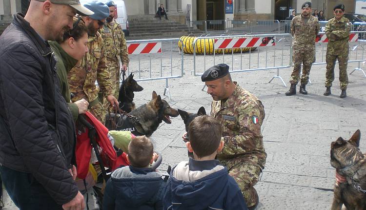 Le belle storie delle Forze Armate a Firenze dei bambini: un'amicizia oltre gli ostacoli
