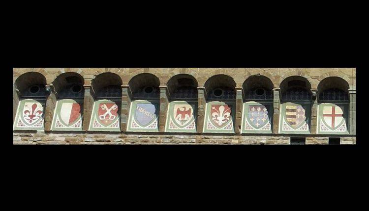 Gli stemmi sulla facciata di Palazzo Vecchio