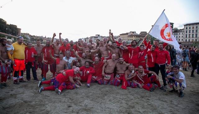 Evento Vecchie glorie Calcio storico fiorentino vs Pompieri di Firenze Spiaggia sull'Arno