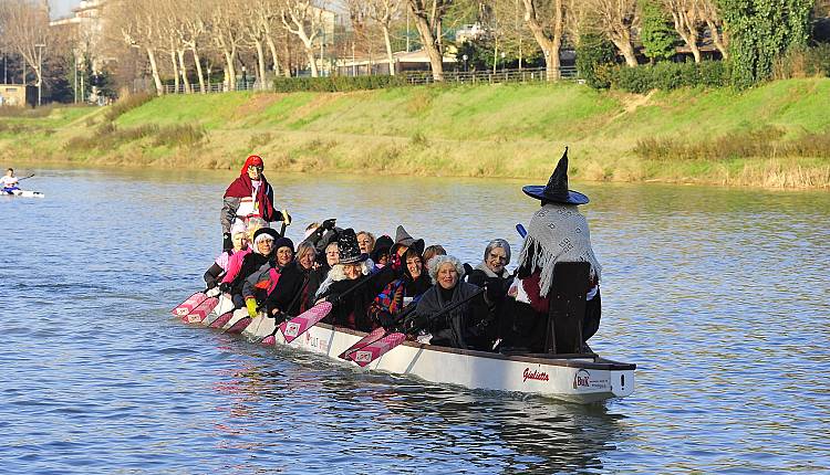 Canottieri Comunali: la Befana vien dall'Arno con 400 calze