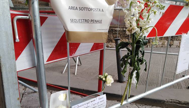 Piazza Brunelleschi: fiori, biglietti e ceri per Niccolò Bizzarri