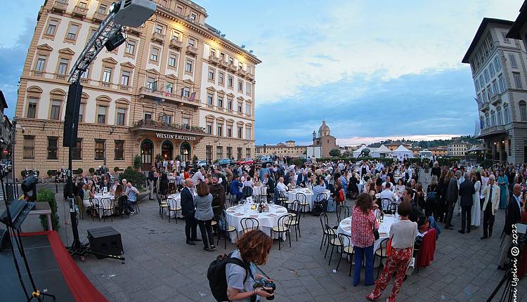 Piazza Ognissanti: 500 persone per la cena a favore dell'ATT