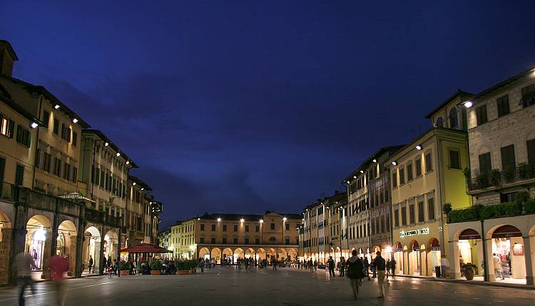 Evento Shopping sotto le stelle nel centro storico di Figline Piazza Marsilio Ficino - Figline Valdarno